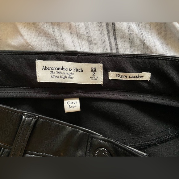 Abercrombie NWT Curve Love Split-Hem
Vegan Leather 90s Straight Pant Size 26 / 2 - Picture 4 of 5